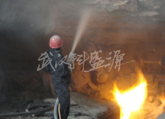 技術人員在現場安裝和調試噴涂機