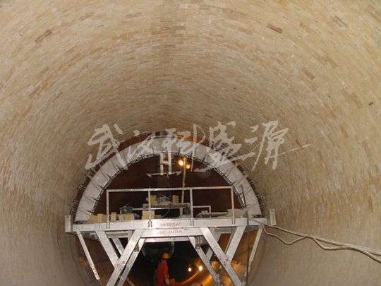 承建的日產1000t活性石灰窯窯內砌筑