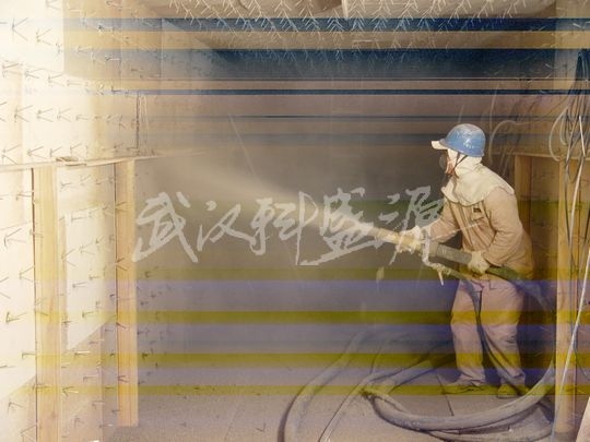 噴涂料施工中