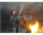 技術人員在現場安裝和調試噴涂機