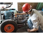 技術人員在現場安裝和調試噴涂機